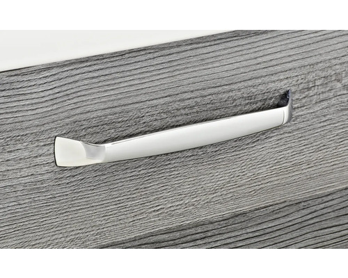 Detailansicht eines Möbelgriffs aus Metall an einem Holzmöbelstück