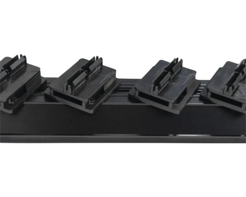 Schwarze Werkzeugaufbewahrung mit mehreren Halterungen zur Werkzeugorganisation