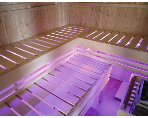 Innenausstattung einer Sauna mit Holzsitzen und indirekter Beleuchtung