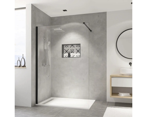 Modernes Badezimmer mit begehbarer Dusche, Duschtasse und Armaturen