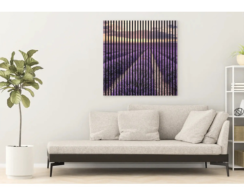 Dekoratives Wandbild mit Lavendelfeld und vertikalen Linien über einem Sofa in einem Wohnzimmer.