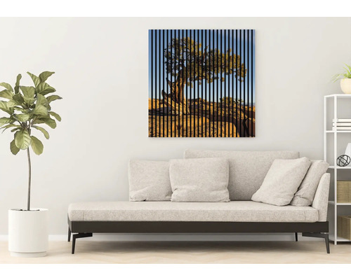 Dekoratives Wandbild mit Baum-Motiv über einer Couch