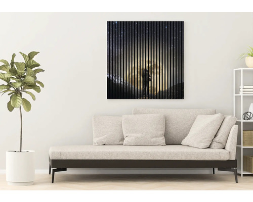 Wohnzimmer mit Sofa und einem Wandbild mit Sternenhimmel