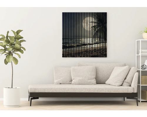 Wohnzimmer mit Sofa und Wandbild mit Strandmotiv bei Nacht