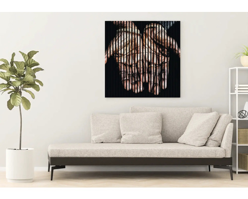 Dekoratives Wandbild über Sofa im Wohnzimmer