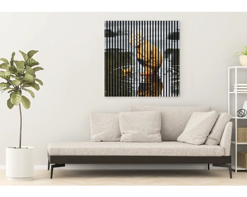 Dekoratives Wandbild mit vertikalen Streifen über einer Couch