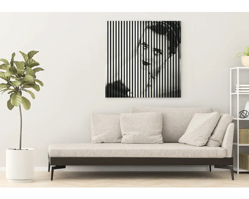 Wohnzimmer mit Sofa und Wandbild mit vertikalen Streifen