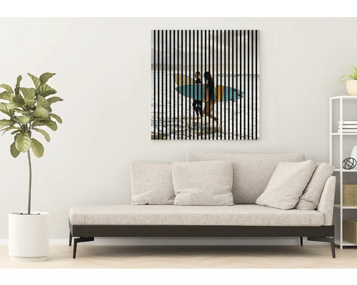 Wohnzimmer mit Couch und Wandbild mit Surfmotiv