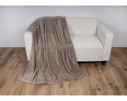 Dekorative Fleecedecke auf einem Sofa