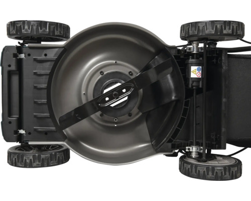 Unterseite eines Rasenmähers mit Messer