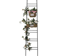 Dekorative Leiter mit zwei Körben und künstlichen Blumen