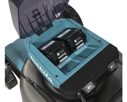 Detailansicht eines Rasenmähers mit zwei eingesetzten Akkus der Marke Makita