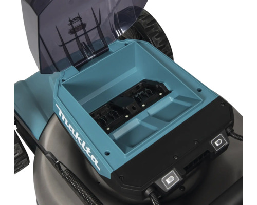 Detailansicht des Akkufachs eines Rasenmähers mit geöffnetem Deckel