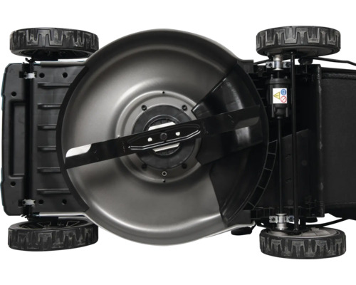 Unteransicht eines Rasenmähers mit Messer