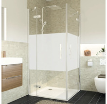 Badezimmer mit Duschkabine mit Milchglaselementen, Waschbecken und Toilette