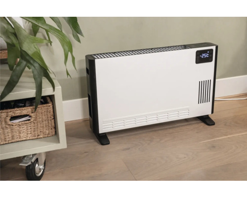 Elektrischer Konvektorheizkörper auf einem Holzboden