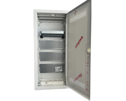 Offener Stromverteilerkasten mit mehreren Sicherungen und Steckdosen