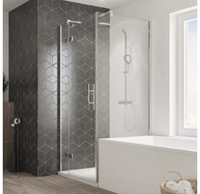 Badezimmer mit Badewanne, Duschabtrennung aus Glas und grauer Wandfliese mit geometrischem Muster