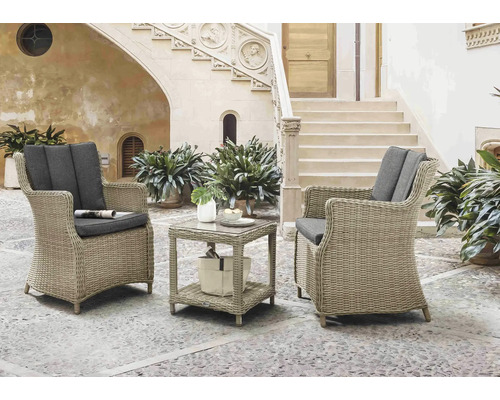 Balkonset Destiny Luna Merano 2 Sessel + Beistelltisch 46x46x50cm, natur meliert Gartensitzgruppe mit zwei Korbsesseln und einem Tisch auf einer Terrasse