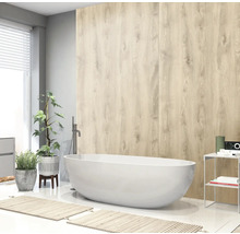 Badezimmer mit freistehender Badewanne, Holzwandpaneelen und Zimmerpflanzen