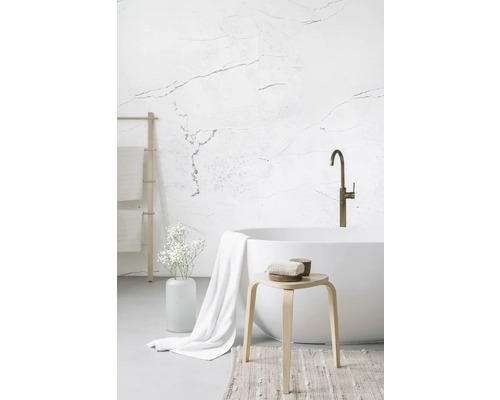 Duschrückwand Rock the Wall Marmor Carrara 265 x 123 cm SPC4R135PT Badezimmer mit freistehender Badewanne, Marmorwand und Holzhocker