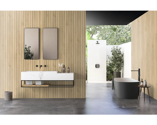 Duschrückwand Rock the Wall Holz Lightwood 265 x 123 cm SPC4R137FN Modernes Badezimmer mit Waschtisch, Spiegeln, Badewanne und Dusche im Freien