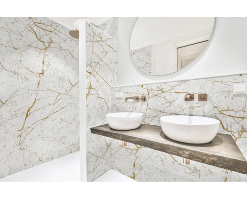 Helles Badezimmer mit Marmorwänden, zwei Waschbecken und einem runden Spiegel