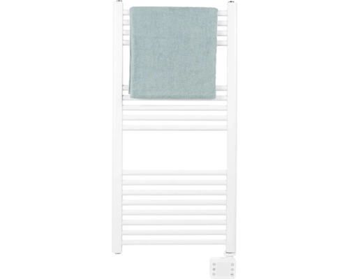 Weißer Handtuchwärmer mit einem Handtuch darauf