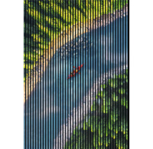 Abstrakte Darstellung einer Kanufahrt auf einem Fluss, umgeben von Bäumen