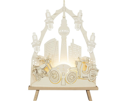 Dekorative Holzleuchte mit Berlin-Motiv, bestehend aus Fernsehturm, Gebäuden, Motorrollern und Zündkerzen auf einem Holzsockel
