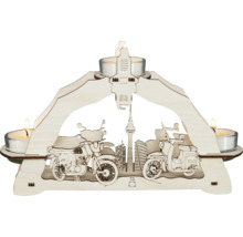 Pyramide mit Motorrad und Teelichtern