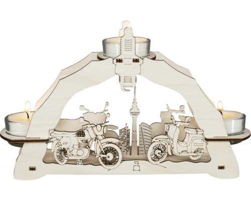 Pyramide mit Motorrad und Teelichtern