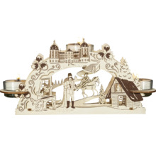 Helle Holzdekoration mit Schloss, Haus, Figuren und Teelichtern