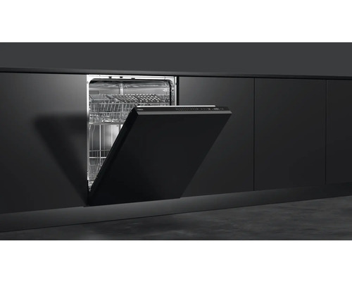 Eingebauter Geschirrspüler mit offener Tür in einer Küchenzeile.