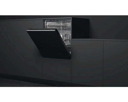 Einbaugeschirrspüler mit offener Tür in einer Küchenzeile.
