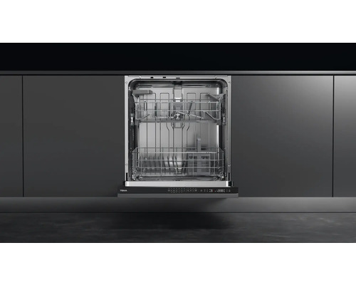 Geöffneter Geschirrspüler in einer Küchenzeile