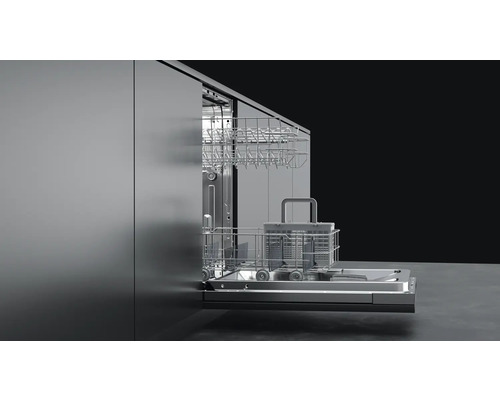 Geöffnete Geschirrspülmaschine mit Geschirrkörben