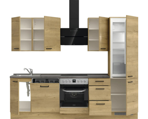 Komplette Küche mit Spüle, Herd, Dunstabzugshaube, Kühl-Gefrierkombination und Küchenschränken im Holzdesign.