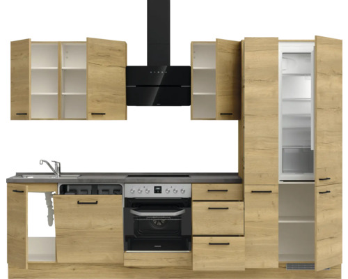 Küchenzeile mit Spüle, Herd, Dunstabzugshaube und Kühlschrank in Holzoptik