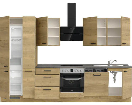 Komplette Küche mit Kühlschrank, Spüle, Dunstabzugshaube und Elektroherd