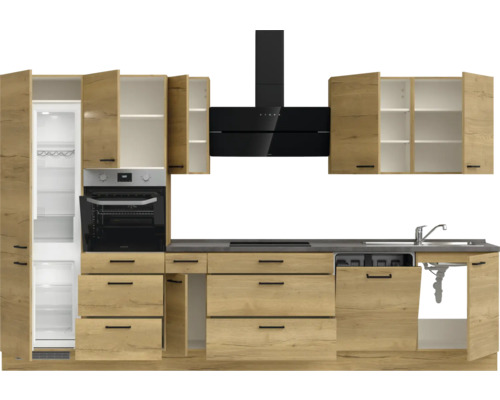 Küchenzeile mit Hängeschränken, Dunstabzugshaube, Spüle, Kühlschrank und Backofen