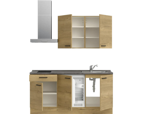 Küchenzeile mit Spüle, Kühlschrank, Herd und Dunstabzugshaube