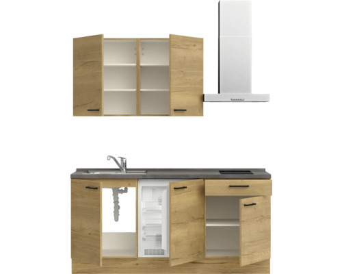 Küchenzeile mit Spüle, Kühlschrank, Dunstabzugshaube und Hängeschränken