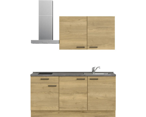 Küche mit Dunstabzugshaube, Spüle, Arbeitsplatte und Schränken