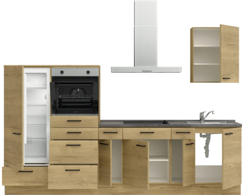 Küchenzeile mit Kühlschrank, Backofen, Dunstabzugshaube, Spüle und Hängeschrank