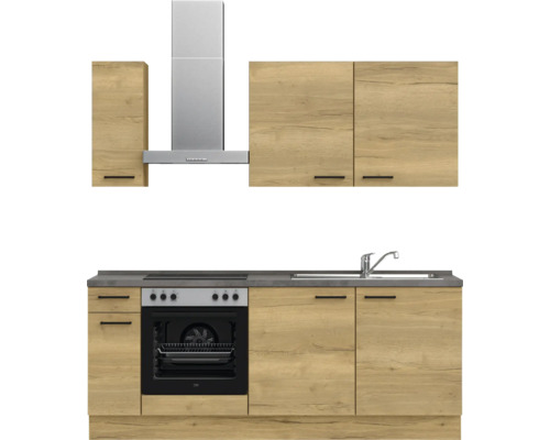Küchenzeile mit Hängeschränken, Dunstabzugshaube, Herd und Spüle