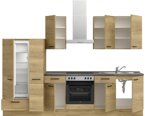 Einbauküche mit Kühlschrank, Spüle, Herd und Dunstabzugshaube