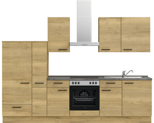 Küchenzeile mit Spüle, Herd, Dunstabzugshaube und Schränken im Holzdesign