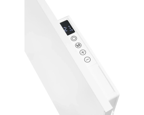 Detailansicht einer Heizung mit digitalem Display und Bedienelementen.