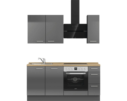 Komplette Küche mit Spüle, Herd, Dunstabzugshaube und Schränken